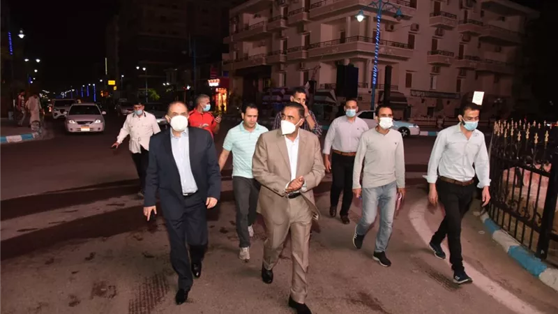 محافظ مطروح يتابع بنفسة اعمال تعقيم ورش المنشآت في مواجهة كورونا