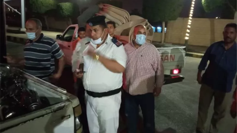 جهاز 6 أكتوبر يتحفظ على معدات وينفذ إزالة فورية ويصادر 50 شيشة فى حملة ليلية مكبرة.. بالصور