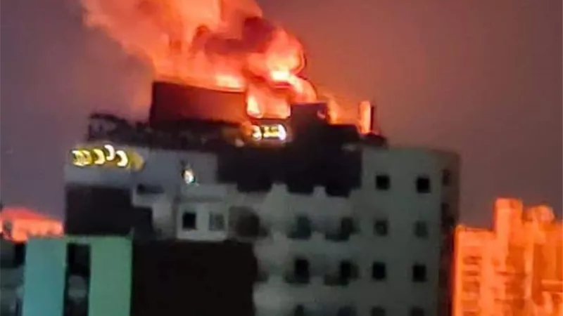 حريق هائل بالطابق الأخير في أحد الفنادق بمدينة طنطا.. صور