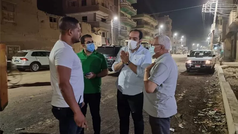 « موسى » و« نجيب » يتابعان تجديد خطوط المياه والصرف فى العزبة الغربية وشارع دنشواي بشبين المنوفية