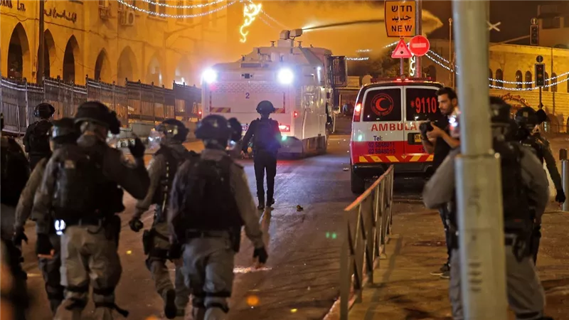 الهلال الأحمر الفلسطينى : 180 إصابة فى اشتباكات الأقصى