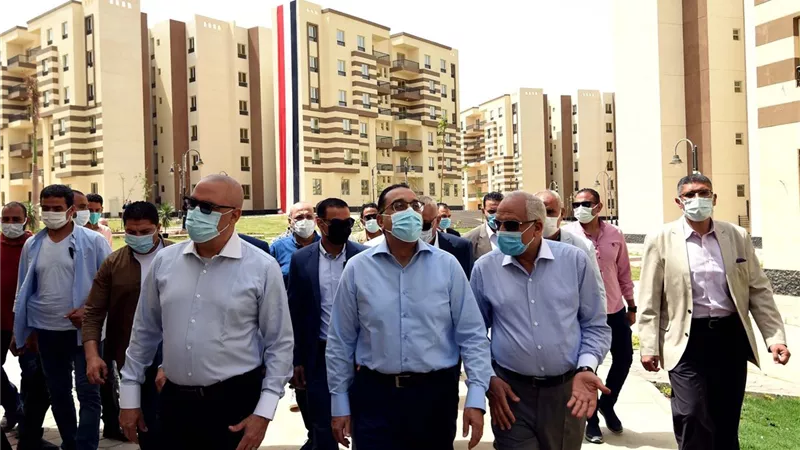 مدبولى يتفقد وحدات حدائق أكتوبر لسكان عشوائيات الجيزة ويشيد بالتشطيب