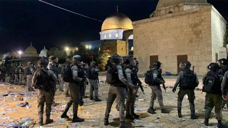 الهلال الأحمر الفلسطيني: 180 إصابة خلال مواجهات مع قوات الاحتلال في المسجد الأقصى