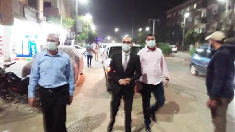 نائب محافظ سوهاج يتابع مدى الالتزام بمواعيد الغلق بحي شرق