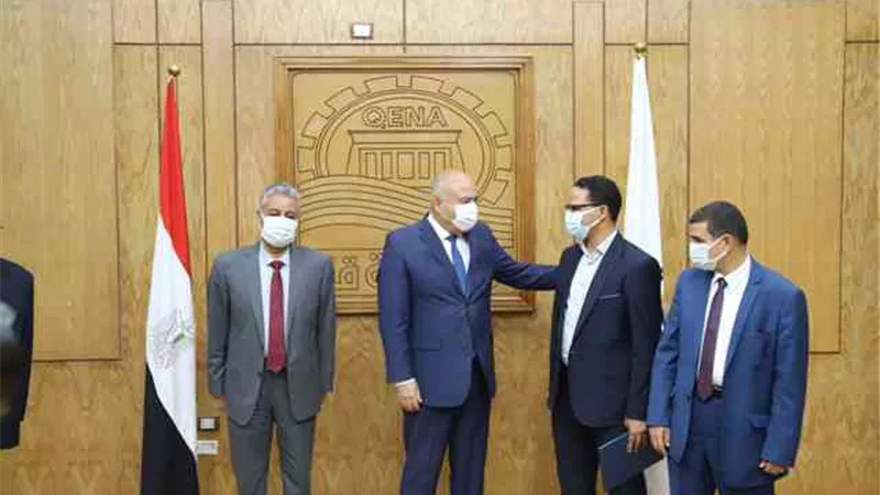 المحافظ ورئيس جامعة جنوب الوادى يكرمان استاذ الهندسة