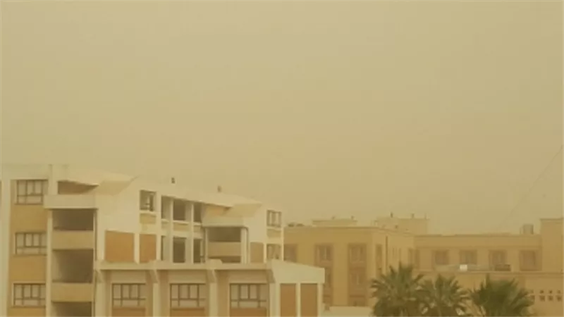 عاصفة ترابية شديدة تضرب الأقصر فجأة وحذر شديد بالطرق السريعة والمجرى الملاحى للنيل