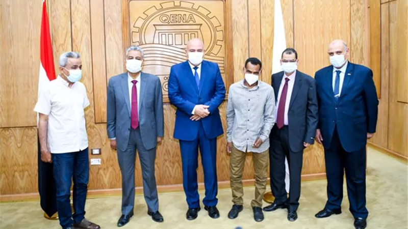 محافظ قنا يكرم المدير المالى والإدارى بمستشفى الحميات