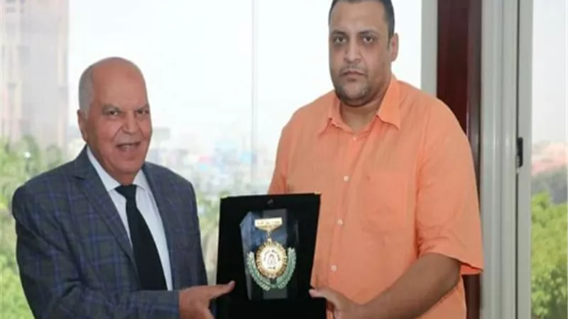 الزناتي يُكرم مُعلم فض مشاجرة بالسلاح بين طالبتين.. ويؤكد : قدوة حسنة
