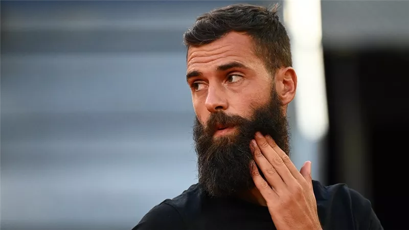 لاعب تنس يقوم بتصرف غريب رغم تحذير الحكم من العواقب