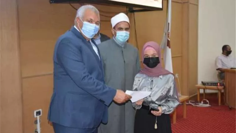 محافظ الوادي الجديد يكرم الفائزين فى مسابقة القرآن الكريم