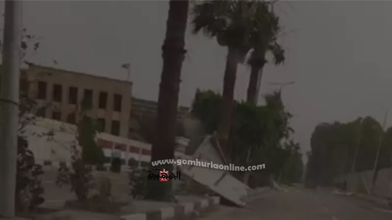 سقوط عدد من اللافتات والأشجار خلال العاصفة الترابية بالأقصر