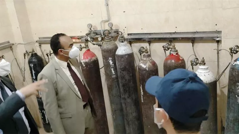 نائب محافظ المنيا يطمئن على توافر شبكات الاكسجين بالمستشفيات