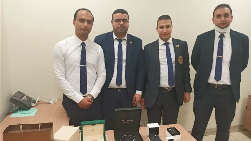 احباط محاولة راكب تهريب مشغولات ذهبية مرصعة بفصوص من الأحجار الكريمة بالمطار