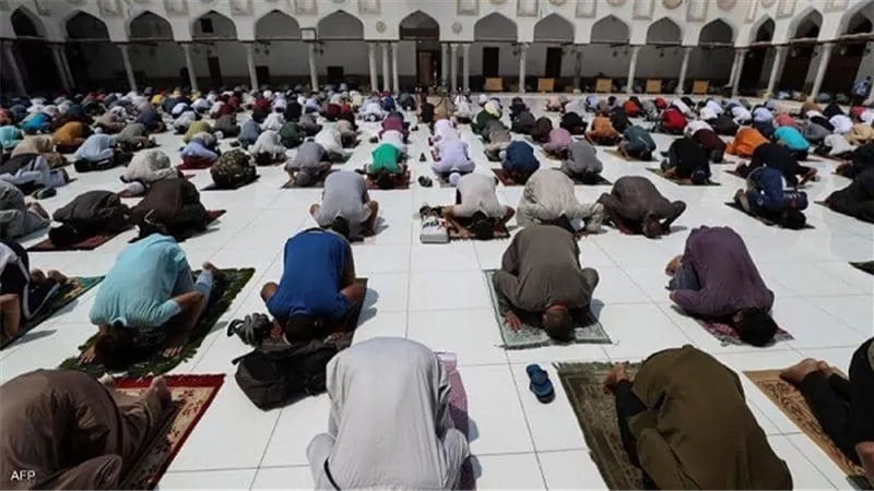 حكم من يدخل صلاة الجمعة بعد قيام الإمام من الركعة الثانية؟ .. دار الإفتاء تجيب