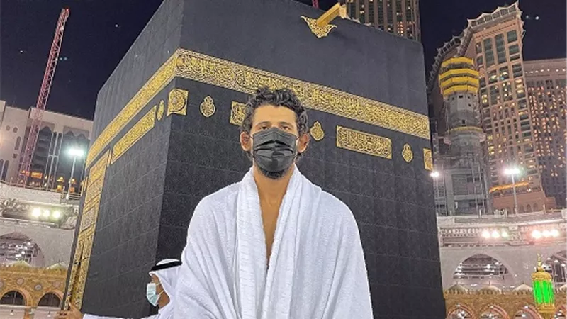 أحمد حجازى يؤدى مناسك العمرة.. شاهد