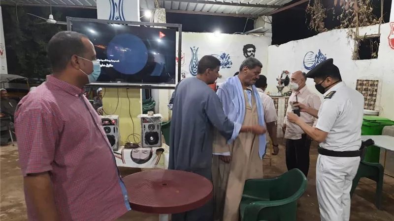٤٩ محضر و١٠ مواطنين بدون كمامات بإسنا جنوب الأقصر
