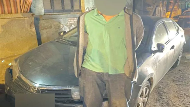 خطف السيارة تحت تهديد السلاح 