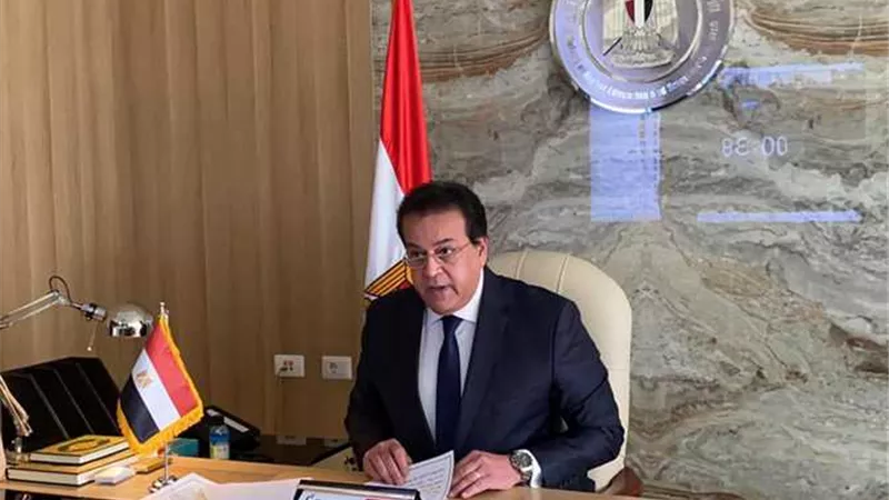 وزير التعليم العالي يستعرض تقريرًا عن تطور منظومة الجامعات الحكومية