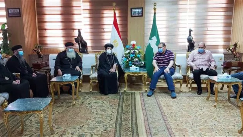 وفد كنسي يقدم التهنئة لمحافظ الشرقية بعيد الفطر