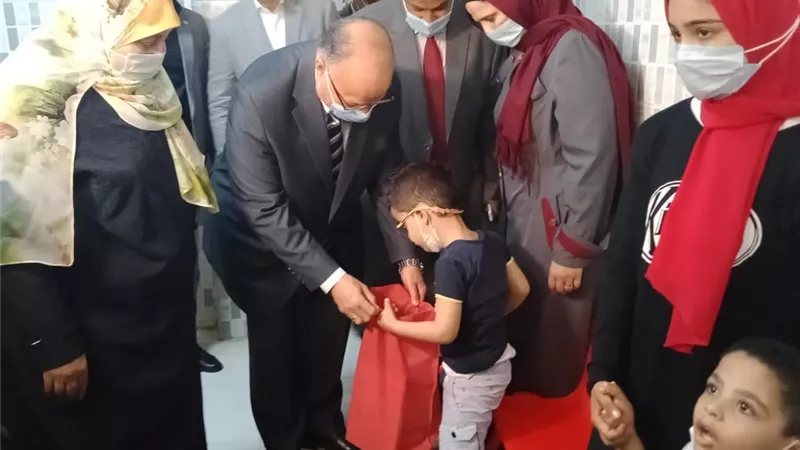 محافظ القاهرة قدم عيدية وكعك العيد للأيتام بدار السندس
