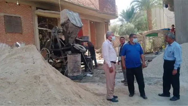 إيقاف بناء مخالف والتحفظ على الخلاطة في مدينة طهطا بسوهاج..صور