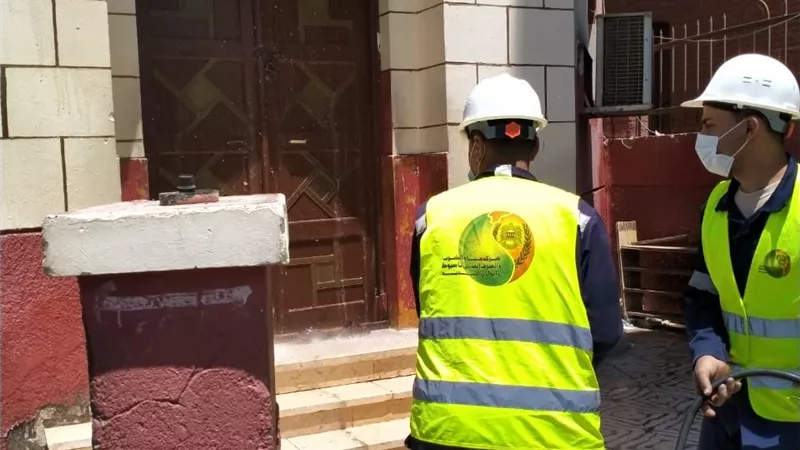 تعقيم وتطهير المساجد استعدادًا لصلاة العيد في 4085 مسجدًا بأنحاء محافظة اسيوط