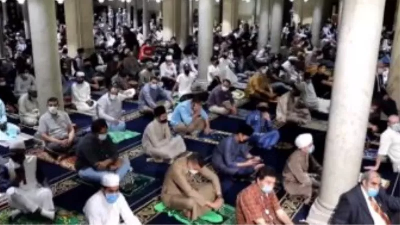 وسط إجراءات احترازية مشددة .. المئات يؤدون صلاة العيد بالجامع الأزهر