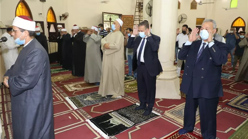 بالصور والفيديو : محافظ المنوفية يؤدي صلاة عيد الفطر بمسجد الرى ويقدم التهنئة إلى المنايفة ويناشدهم الالتزام بالإجراءات الاحترازية
