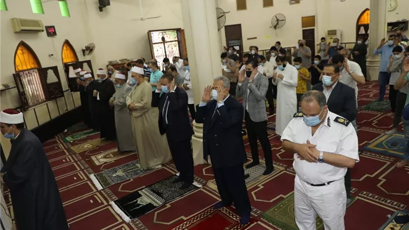 سجادة صلاة المحافظ تجذب أنظار أبناء المنوفية