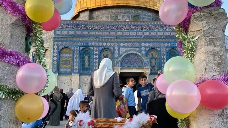 100 ألف مصلٍ يؤدون صلاة عيد الفطر بالمسجد الأقصى وخطيب المسجد : افرحوا بالعيد ولا تنكسوا الأعلام .. صور