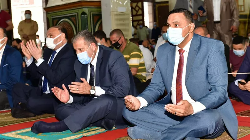 محافظ الدقهليه ادى صلاه العيد بمسجد النصر بالمنصوره