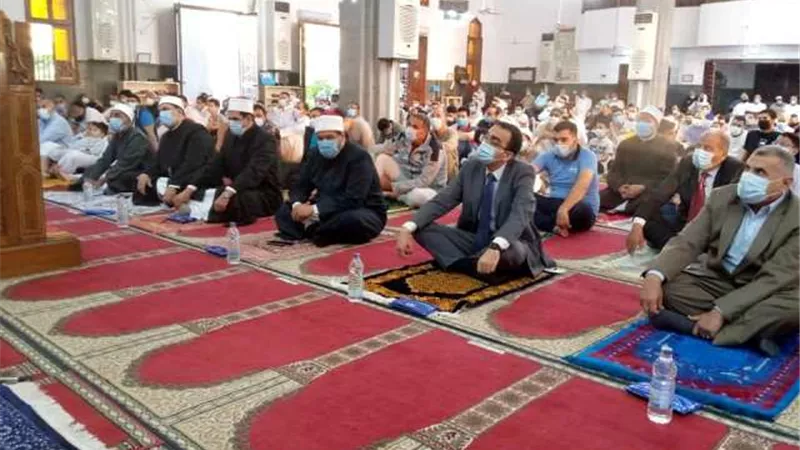 قيادات الإسماعيلية يؤدون صلاة عيد الفطر بمسجد الشهداء ..صور