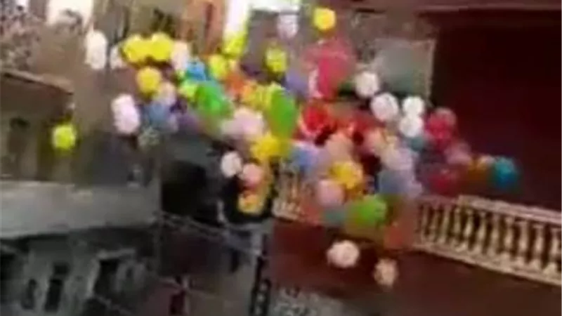 فرحة العيد ..صواريخ بلالين تسقط من فوق أسطح المنازل في الإسماعيلية..فيديو وصور
