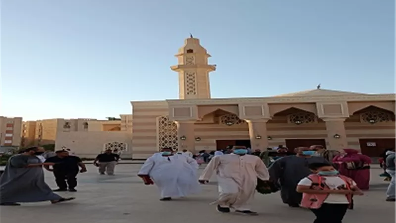 شباب ونساء يوزعون تمر وشيكولاتة على المصلين بالغردقة عقب صلاة العيد