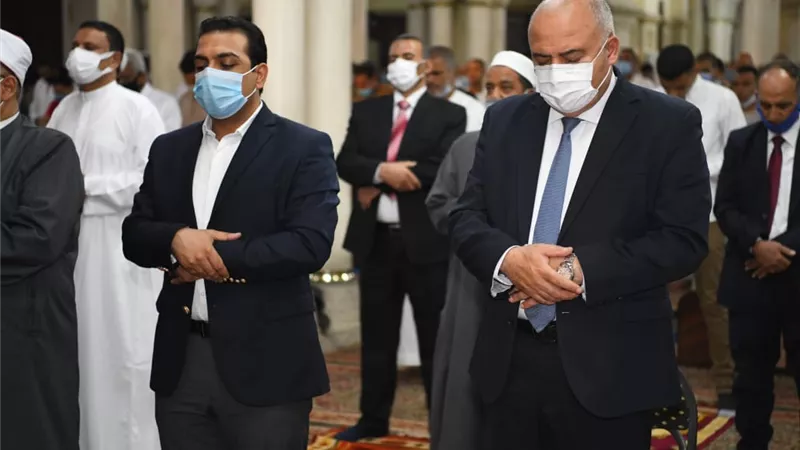 محافظ قنا يؤدى صلاة العيد بمسجد سيدى عبدالرحيم القنائى