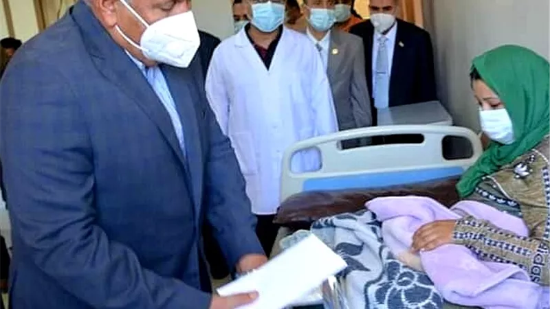محافظ الوادي الجديد يقدم الهدايا لمرضى مستشفي الخارجة العام