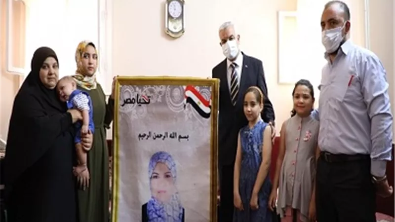 وزير التعليم العالي ورؤساء الجامعات يقدمون هدايا الرئيس لأسر شهداء القطاع الطبى..صور