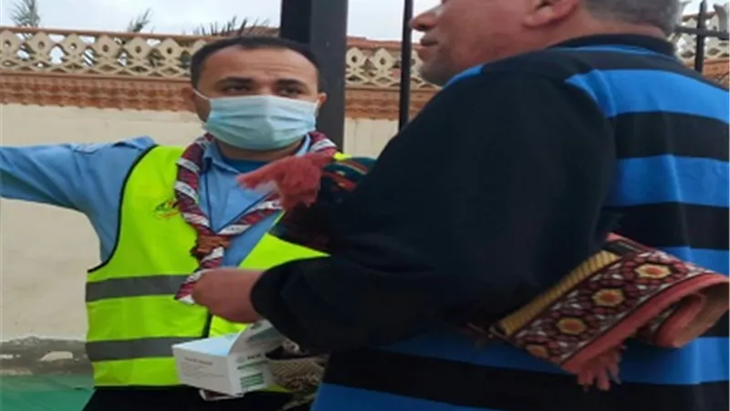 رواد كشافة بيلا يوزعون التمور والكمامات فى عيد الفطر ..صور