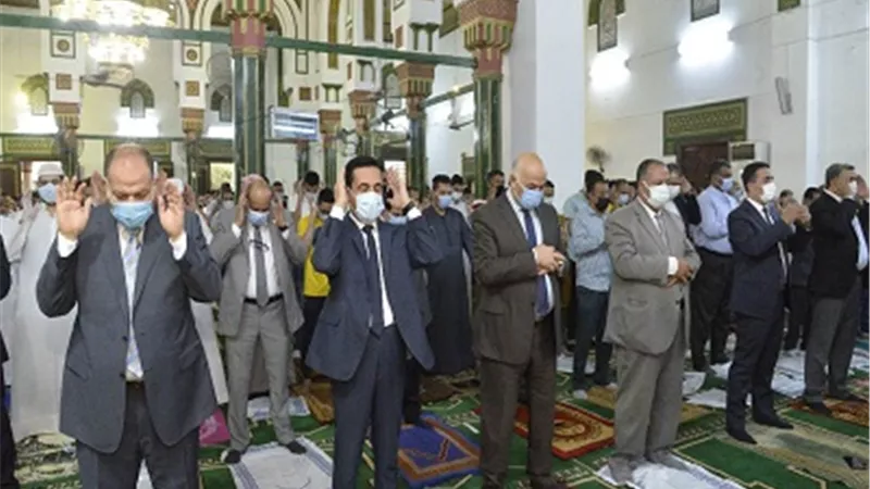 محافظ أسيوط يؤدي صلاة عيد الفطر المبارك بمسجد ناصر بحي شرق