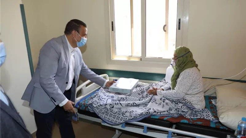 كعك العيد هدية محافظ المنوفية لمصابي كورونا والأطقم الطبية بمستشفى العزل بالباجور ..صور وفيديو