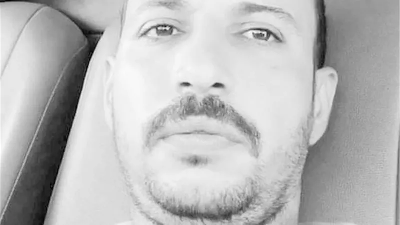 طباخ عديم الشرف.. ترك زوجته لعشيقها.. وقبض الثمن