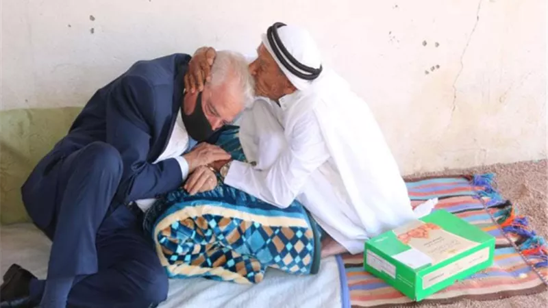 فودة يقوم بزيارة لتجمع وادي مجيرح بدهب ويلتقي أحد العواقل اكبر المعمرين لتهنئتهم بعيد الفطر المبارك