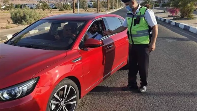 مرور جنوب سيناء يوزع الورد علي المواطنيين احتفالا بعيد الفطر المبارك