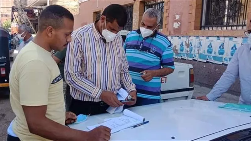 تحرير 5 مخالفات عدم ارتداء الكمامة ومصادرة 13 شيشة بسوهاج ..صور