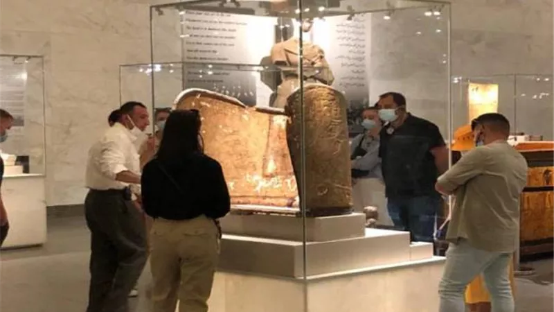 وفود سياحية من دول العالم تزور المتحف القومي للحضارة المصرية