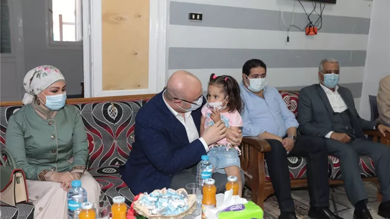 محافظ بني سويف يهنئ الأطفال الأيتام