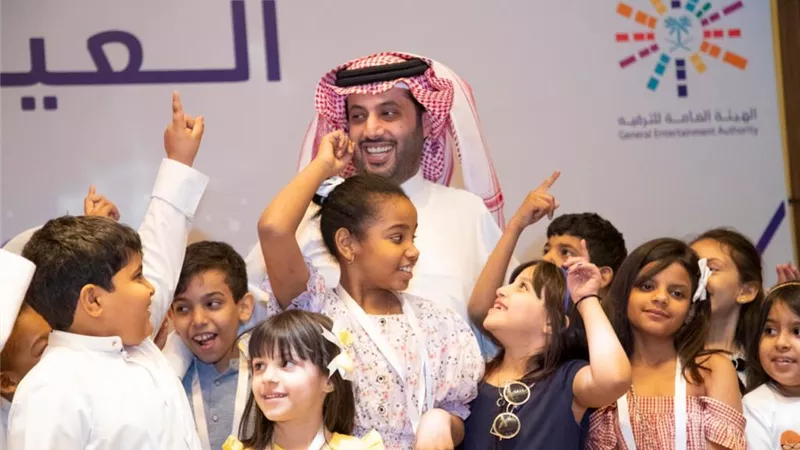 تركي ال الشيخ يزور آبناء الشهداء والجمعيات الخيرية بالرياض
