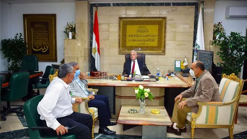 محافظ جنوب سيناء يستقبل القيادات التنفيذية والأمنية ومشايخ وعواقل طور سيناء ويتبادل تهنئة عيد الفطر