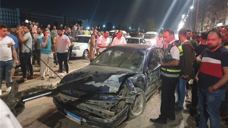السرعة تتسبب في إصابة شخص وتضرر 3 سيارات ببنها.. صور