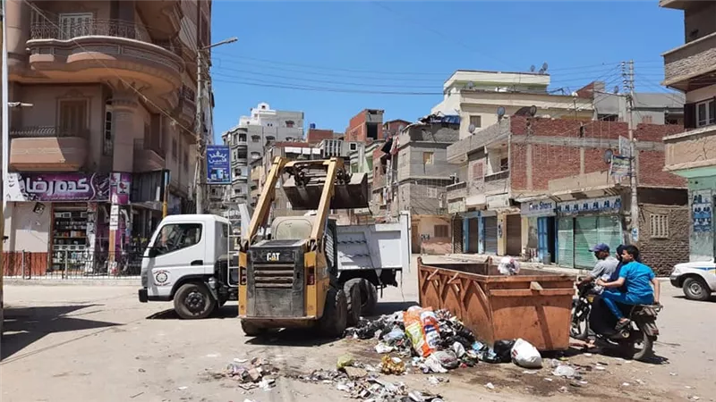 بالصور ورديات صباحية ومسائيه لازاله الاشغالات ورفع القمامه ومتابعه الاجراءات الاحترازيه بالمواقف بمركز الجمالية